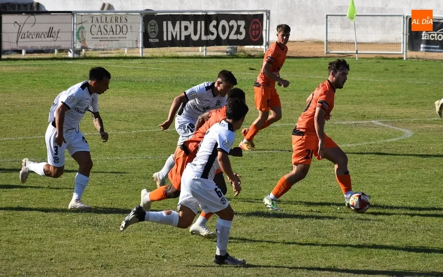 Foto 9 - El Ciudad Rodrigo CF abre la pretemporada adjudic&aacute;ndose el triangular ante Zamora e &Iacute;beros