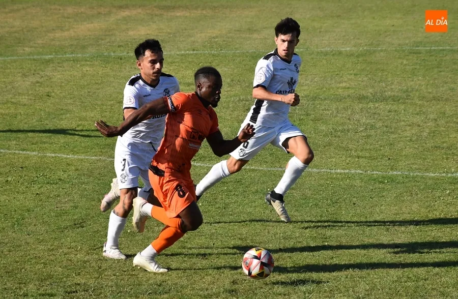 Foto 10 - El Ciudad Rodrigo CF abre la pretemporada adjudic&aacute;ndose el triangular ante Zamora e &Iacute;beros