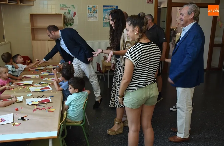 Foto 2 - El Equipo de Gobierno del Ayuntamiento visita Conciliamos y el Campamento Urbano