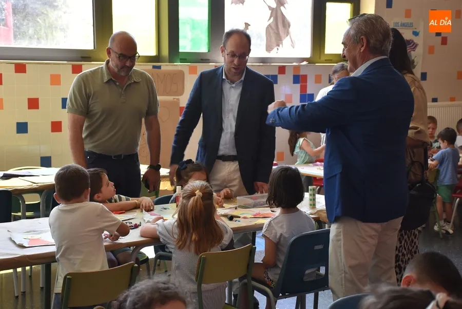Foto 3 - El Equipo de Gobierno del Ayuntamiento visita Conciliamos y el Campamento Urbano