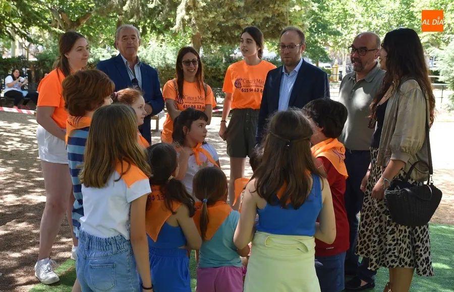 Foto 4 - El Equipo de Gobierno del Ayuntamiento visita Conciliamos y el Campamento Urbano