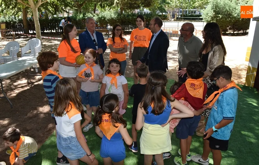 Foto 5 - El Equipo de Gobierno del Ayuntamiento visita Conciliamos y el Campamento Urbano