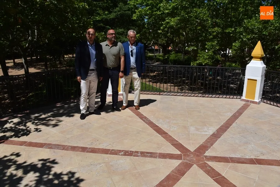 Foto 4 - &lsquo;Inaugurada&rsquo; subiendo a su terraza la nueva imagen del Templete de La Glorieta