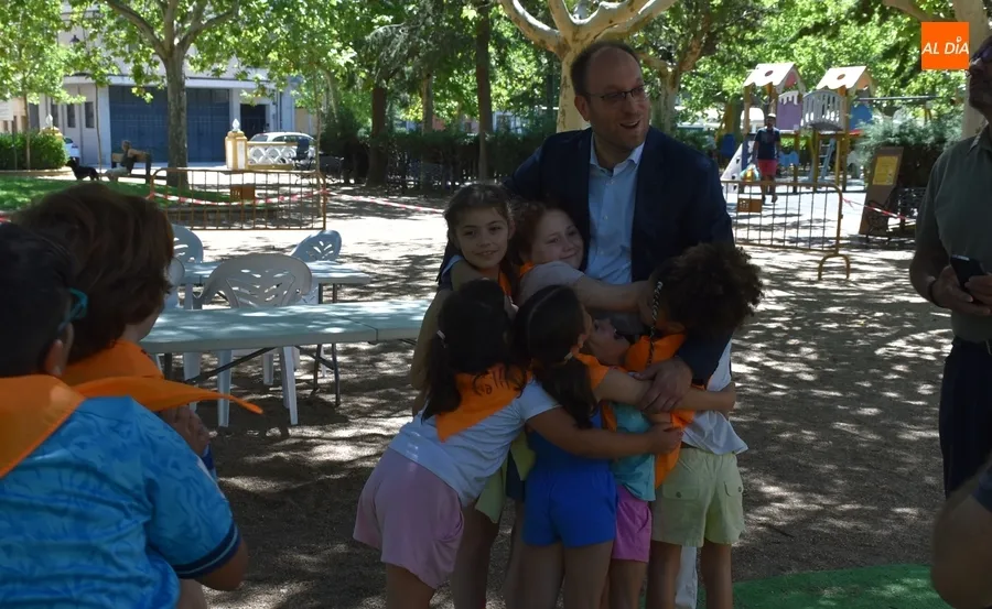 Foto 7 - El Equipo de Gobierno del Ayuntamiento visita Conciliamos y el Campamento Urbano