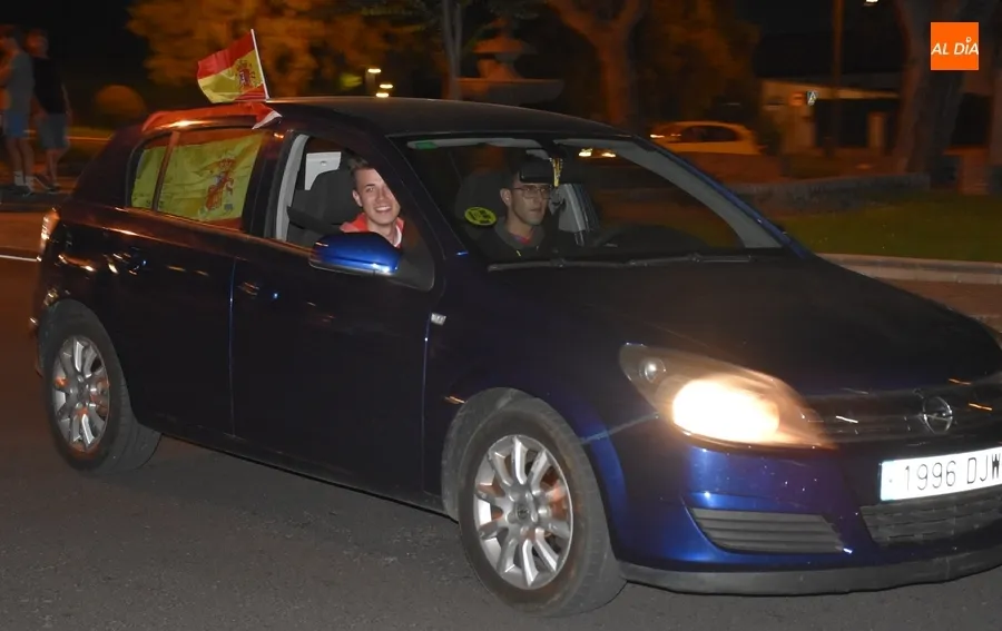Foto 3 - Ciudad Rodrigo celebra a golpe de claxon el pase a la final de la Eurocopa
