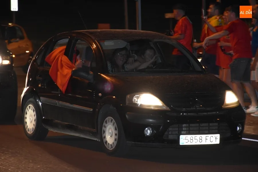Foto 4 - Ciudad Rodrigo celebra a golpe de claxon el pase a la final de la Eurocopa