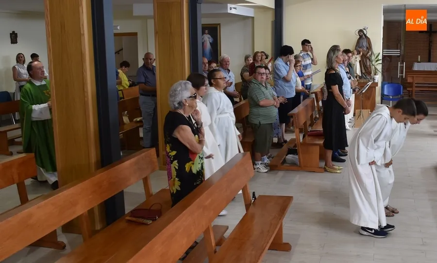 Foto 4 - El Salvador dedica su misa dominical a la AVV de Santa Ana