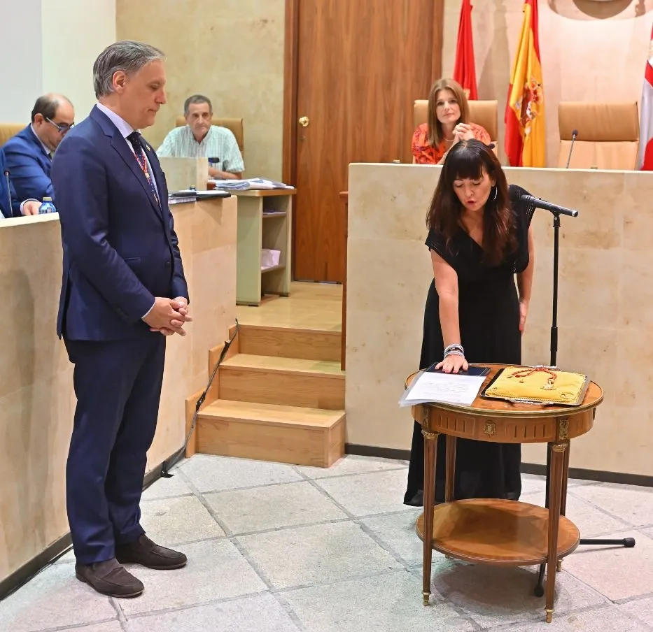 Toma de posesión de la nueva concejala de Vox, María de los Ángeles Carpio-Pérez