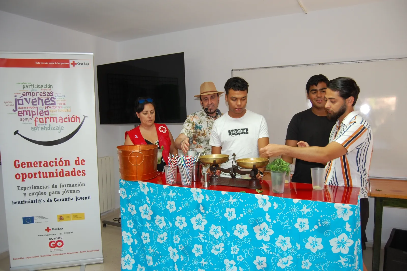 Foto 4 - El Centro Joven de Cruz Roja en Salamanca y Teo Marcos, unidos por un taller de c&oacute;cteles