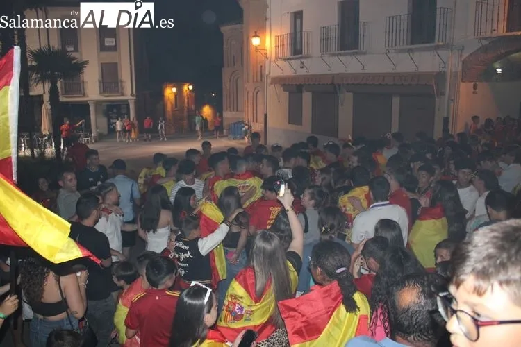 Foto 4 - Alba de Tormes celebra la cuarta Eurocopa de la Selecci&oacute;n Espa&ntilde;ola