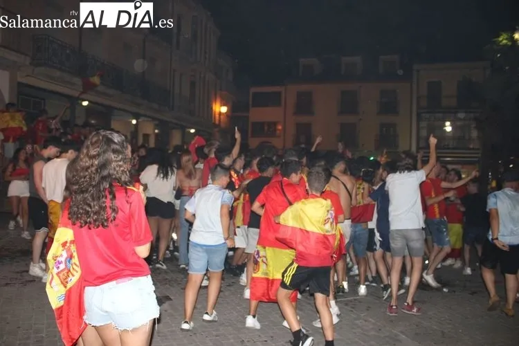 Foto 3 - Alba de Tormes celebra la cuarta Eurocopa de la Selecci&oacute;n Espa&ntilde;ola