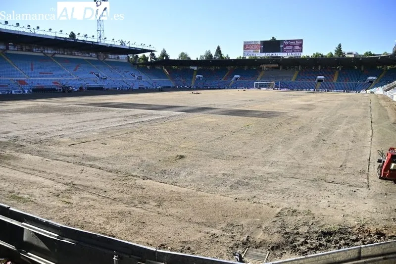 Interior del estadio Helmántico, sin césped, por la renovación del mismo de cara a la próxima temporada