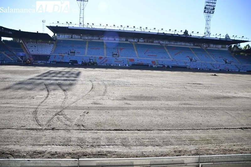 Interior del estadio Helmántico, sin césped, por la renovación del mismo de cara a la próxima temporada