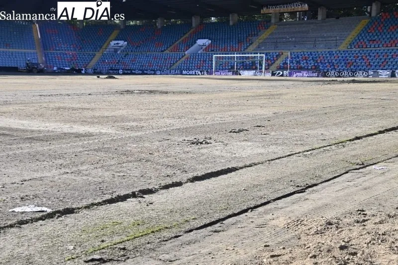 Interior del estadio Helmántico, sin césped, por la renovación del mismo de cara a la próxima temporada