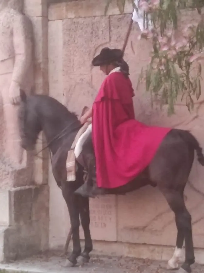 Foto 2 - Unas 200 personas asisten al regreso de la Ruta de los Malditos, en la que apareci&oacute; El Charro
