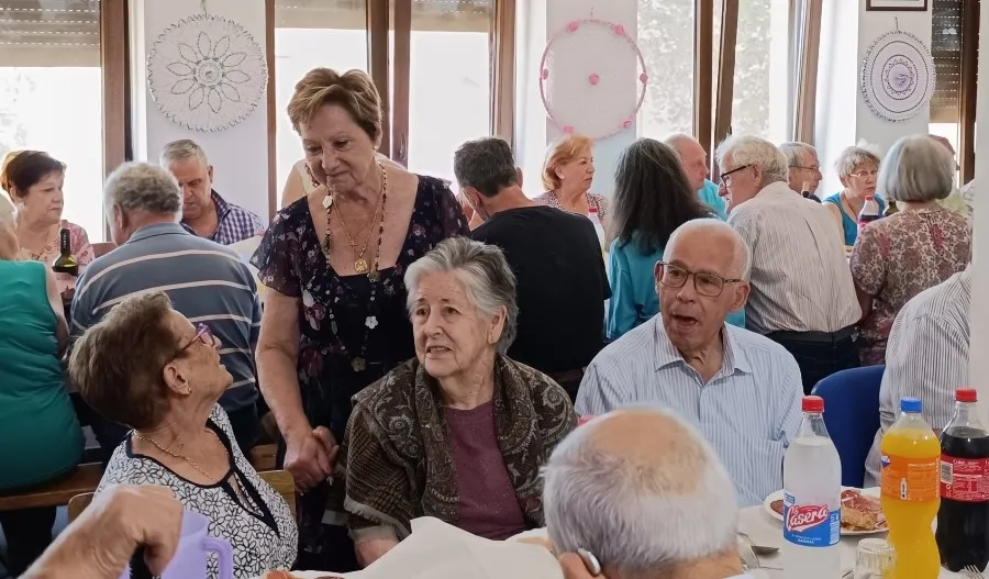Foto 2 - El Tilero de Navasfr&iacute;as homenajea a 3 parejas que alcanzan las Bodas de Oro de casados