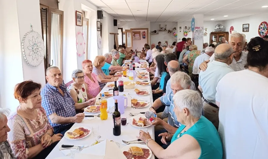Foto 4 - El Tilero de Navasfr&iacute;as homenajea a 3 parejas que alcanzan las Bodas de Oro de casados