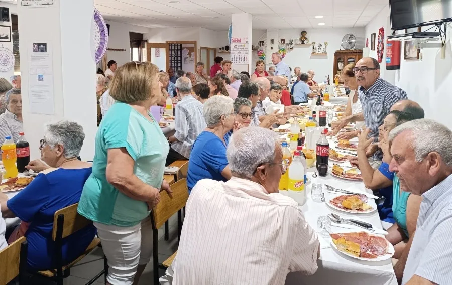 Foto 6 - El Tilero de Navasfr&iacute;as homenajea a 3 parejas que alcanzan las Bodas de Oro de casados