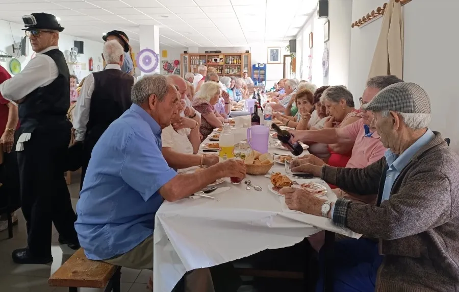 Foto 10 - El Tilero de Navasfr&iacute;as homenajea a 3 parejas que alcanzan las Bodas de Oro de casados