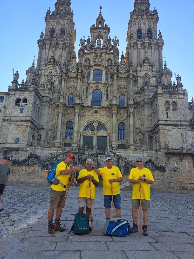 Foto 6 - Llegan a la Plaza del Obradoiro por el Camino del Norte los mirobrigenses fans del Camino de Santiago