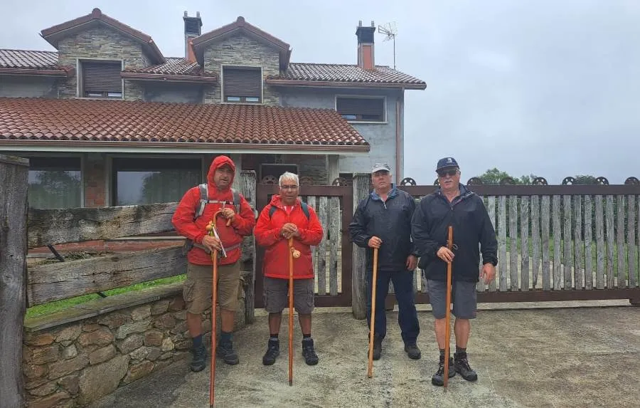 Foto 2 - Llegan a la Plaza del Obradoiro por el Camino del Norte los mirobrigenses fans del Camino de Santiago