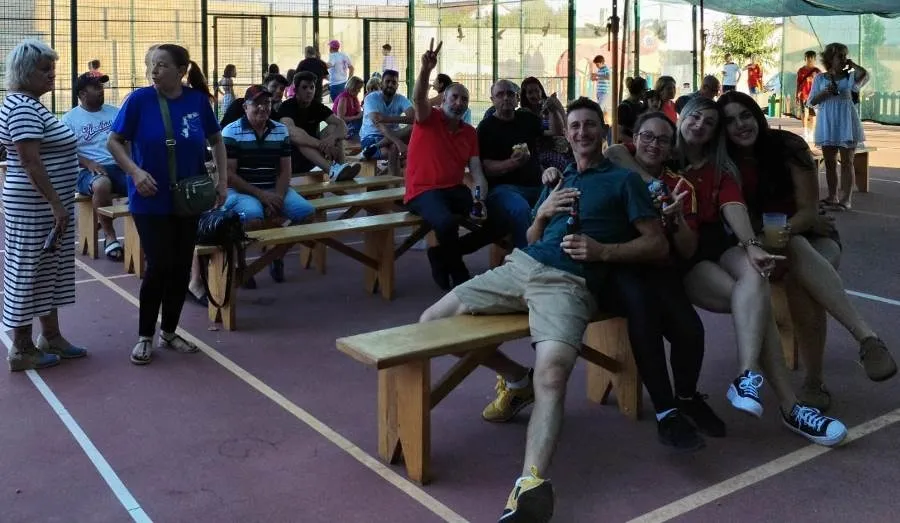 Foto 4 - Los participantes en el Torneo de P&aacute;del de Castillejo aparcan sus palas para vivir la final