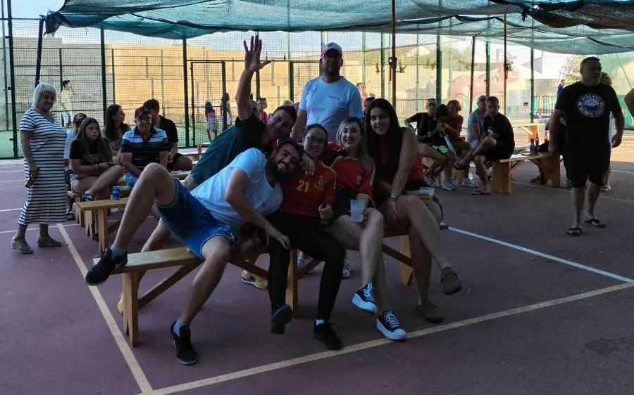 Foto 2 - Los participantes en el Torneo de P&aacute;del de Castillejo aparcan sus palas para vivir la final