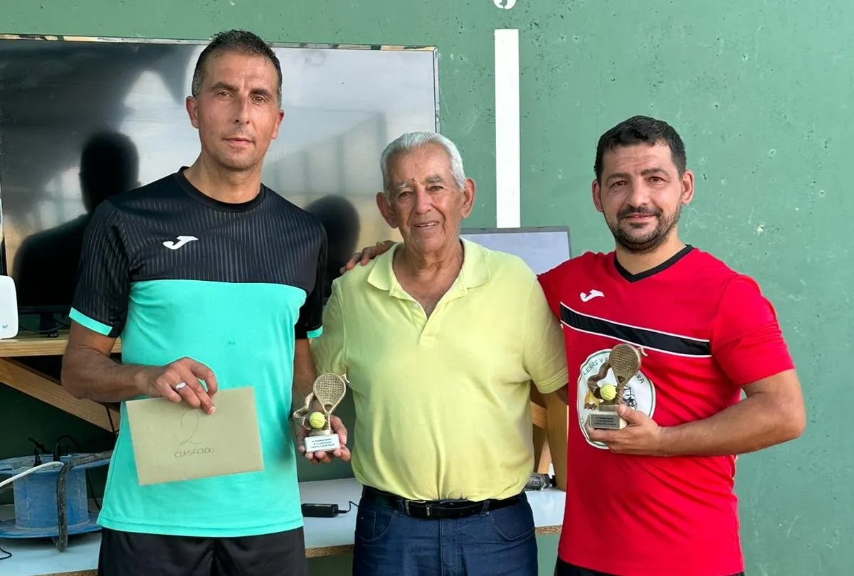 Foto 3 - Michel y V&iacute;ctor Redondo se adjudican el 3&ordm; Torneo de P&aacute;del de Castillejo de Mart&iacute;n Viejo