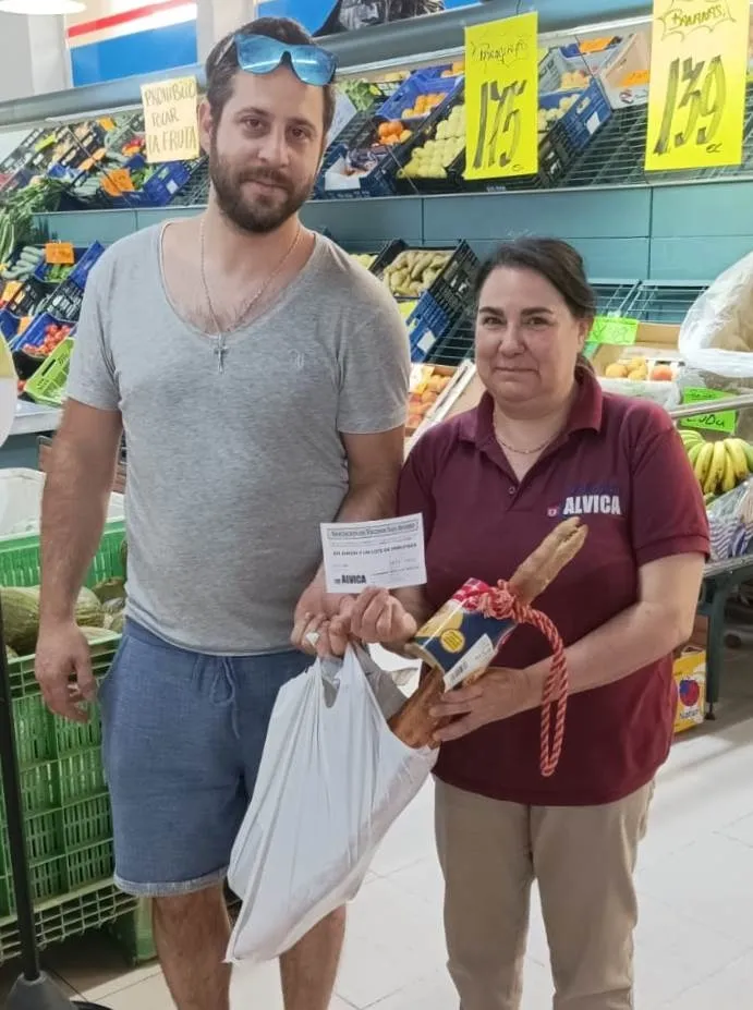 Foto 3 - La AVV de San Andr&eacute;s entrega los regalos de los sorteos de sus fiestas