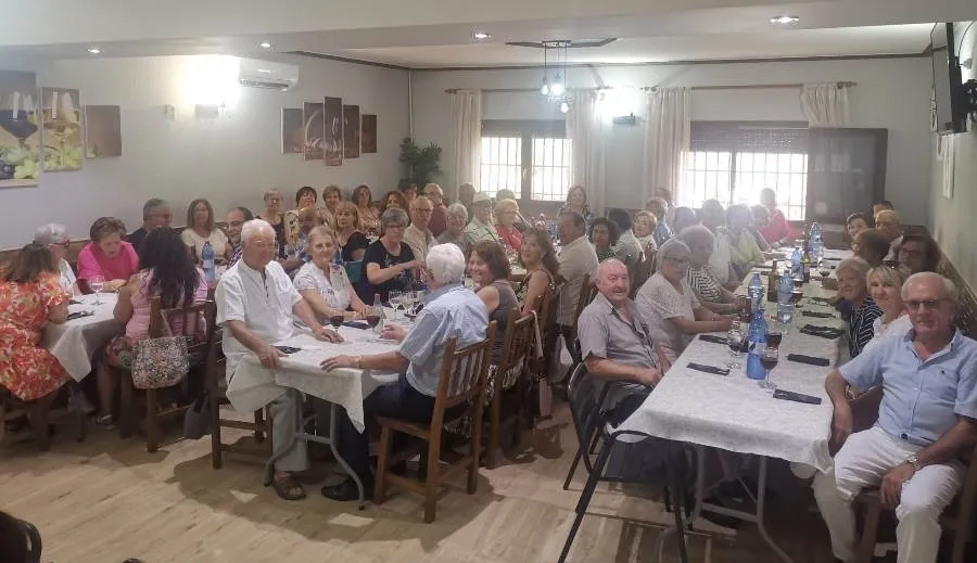Foto 5 - La Coral D&aacute;maso Ledesma se re&uacute;ne en torno a la mesa para cerrar el curso musical