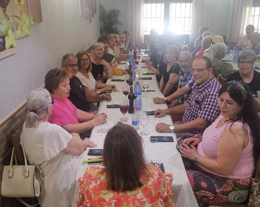 Foto 3 - La Coral D&aacute;maso Ledesma se re&uacute;ne en torno a la mesa para cerrar el curso musical
