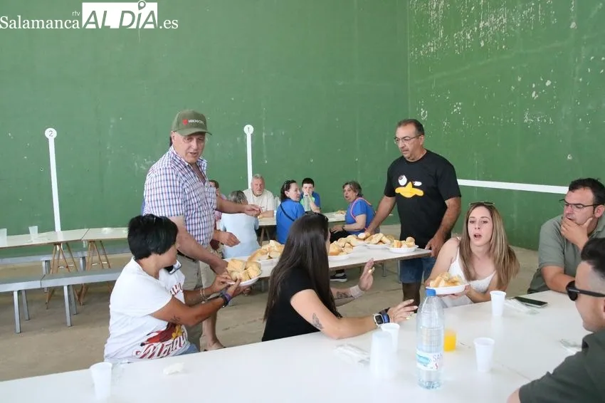 Paella solidaria fin de fiestas en Villar de Peralonso / CORRAL