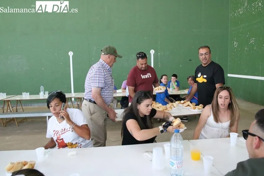 Paella solidaria fin de fiestas en Villar de Peralonso / CORRAL