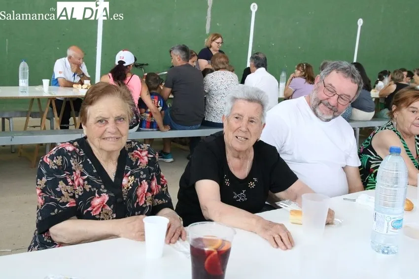 Paella solidaria fin de fiestas en Villar de Peralonso / CORRAL