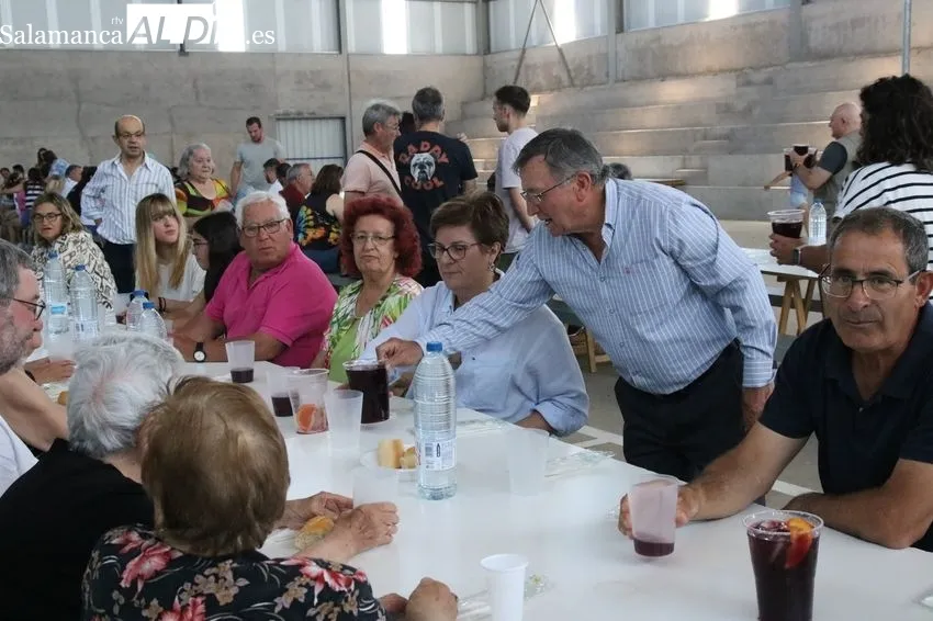 Paella solidaria fin de fiestas en Villar de Peralonso / CORRAL