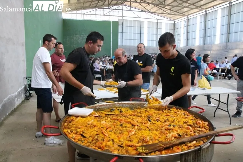 Paella solidaria fin de fiestas en Villar de Peralonso / CORRAL