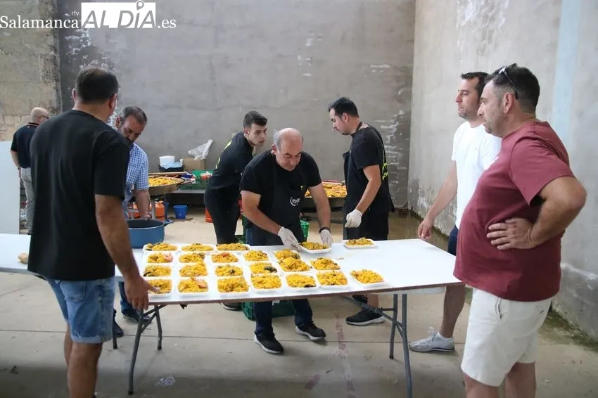 Paella solidaria fin de fiestas en Villar de Peralonso / CORRAL
