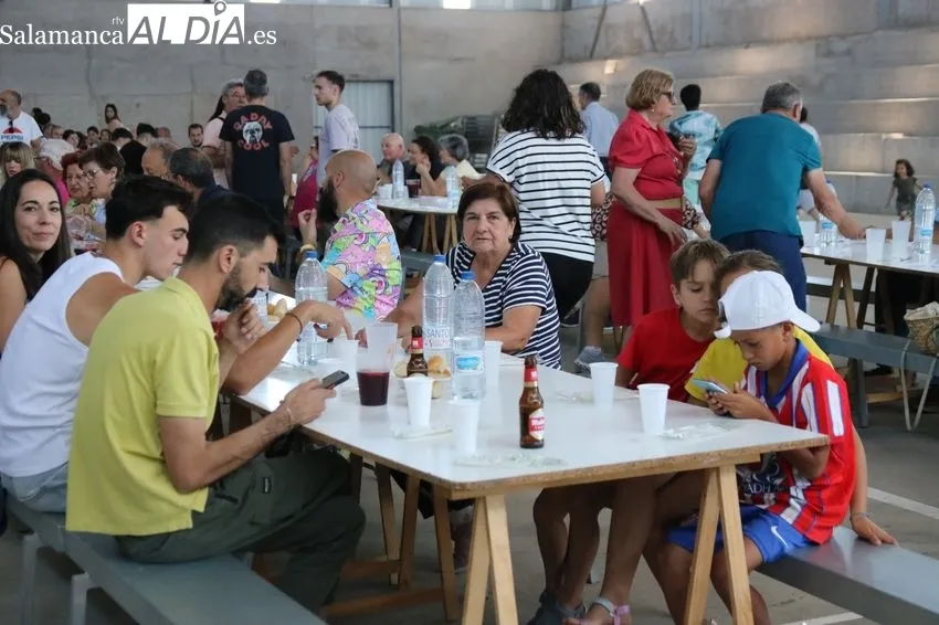 Paella solidaria fin de fiestas en Villar de Peralonso / CORRAL