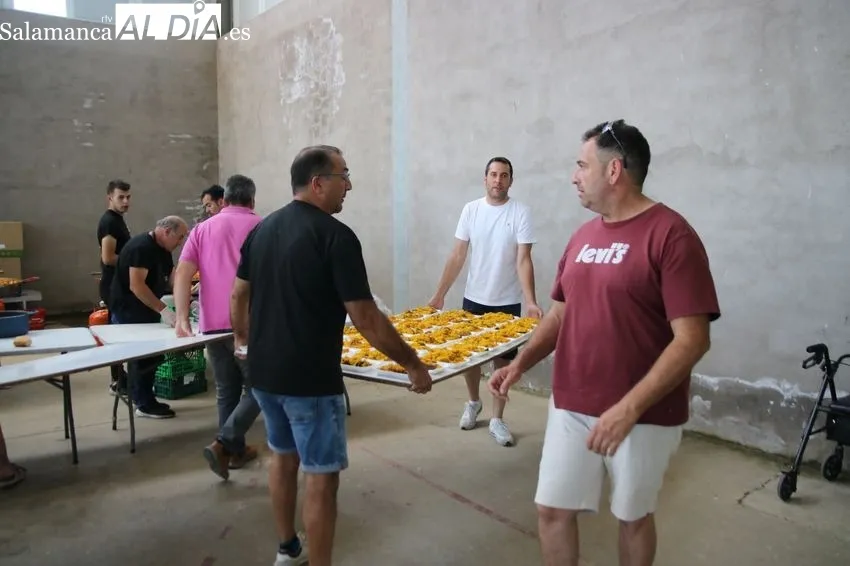 Paella solidaria fin de fiestas en Villar de Peralonso / CORRAL
