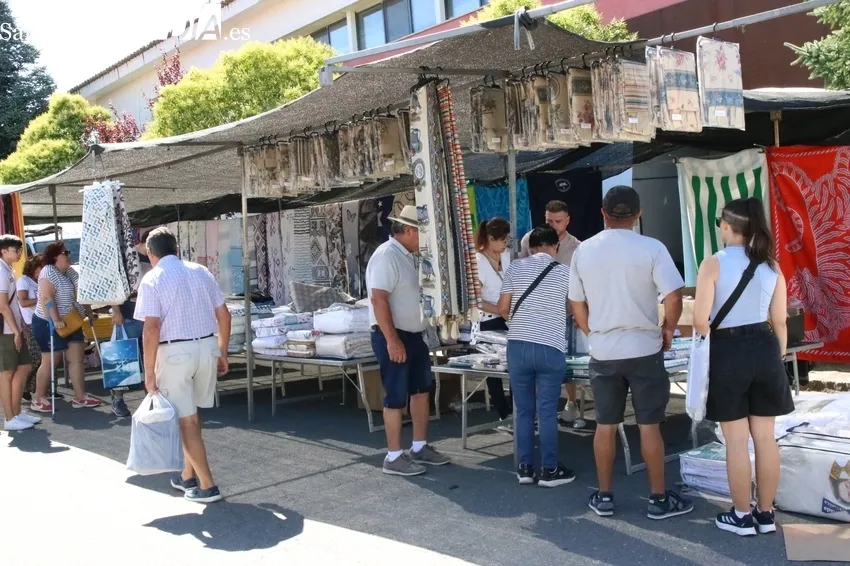 Imágenes del mercadillo de este 7 de julio en Trabanca / CORRAL 