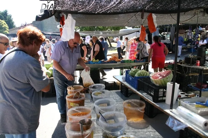 Imágenes del mercadillo de este 7 de julio en Trabanca / CORRAL 