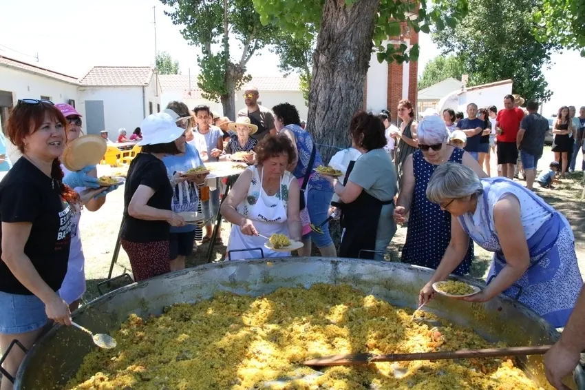 Los vecinos de Boada reponían fuerzas este lunes con una rica paella preparada por el chef Luis Fernandes / CORRAL