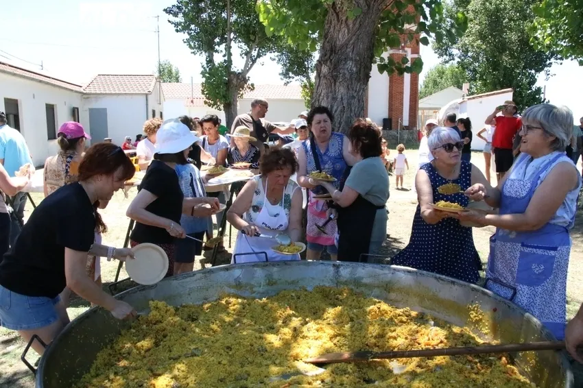 Los vecinos de Boada reponían fuerzas este lunes con una rica paella preparada por el chef Luis Fernandes / CORRAL