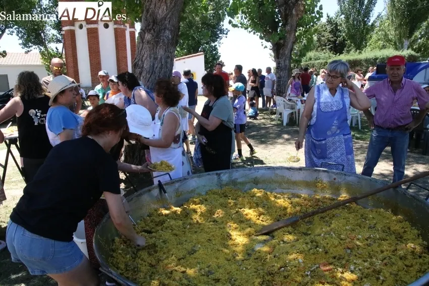 Los vecinos de Boada reponían fuerzas este lunes con una rica paella preparada por el chef Luis Fernandes / CORRAL