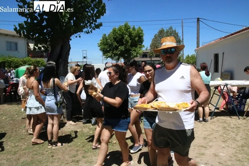 Los vecinos de Boada reponían fuerzas este lunes con una rica paella preparada por el chef Luis Fernandes / CORRAL