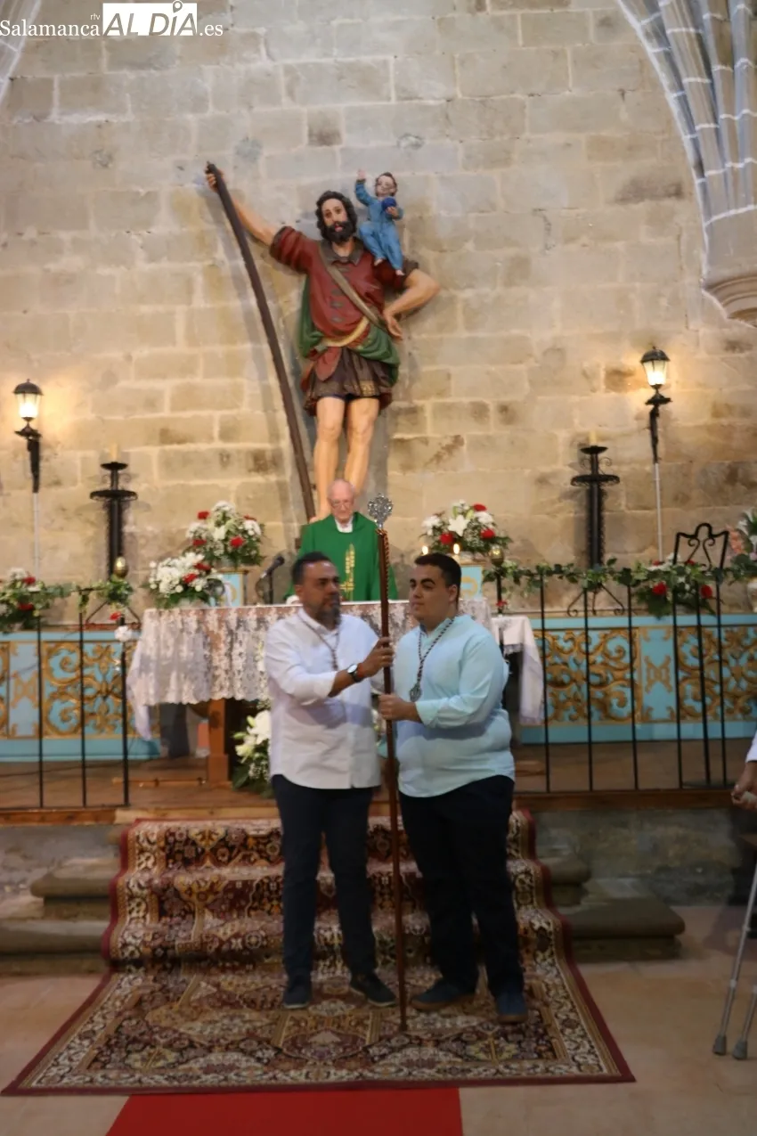 Actividades infantiles y cambio de varas entre mayordomos en Guadramiro / CORRAL