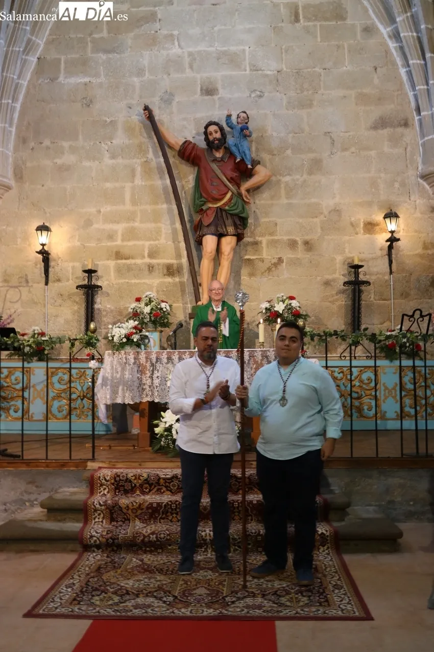 Actividades infantiles y cambio de varas entre mayordomos en Guadramiro / CORRAL