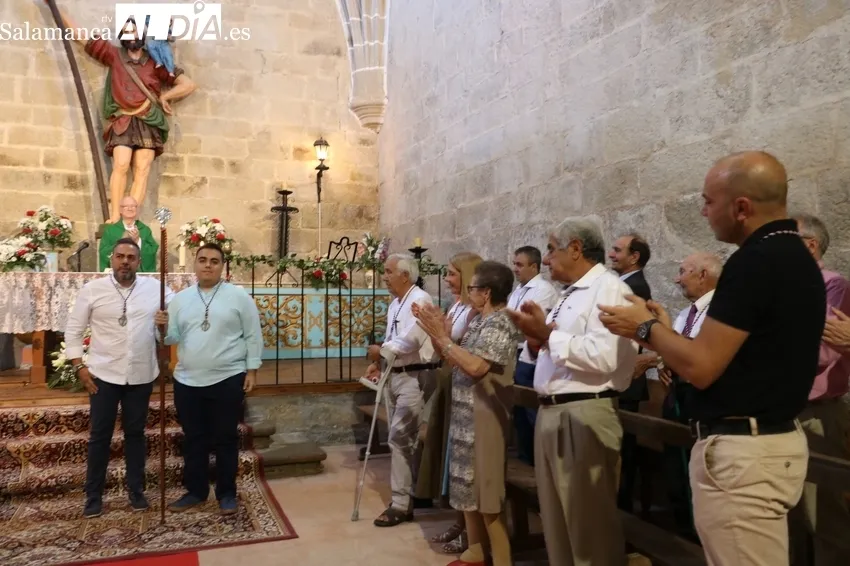Actividades infantiles y cambio de varas entre mayordomos en Guadramiro / CORRAL