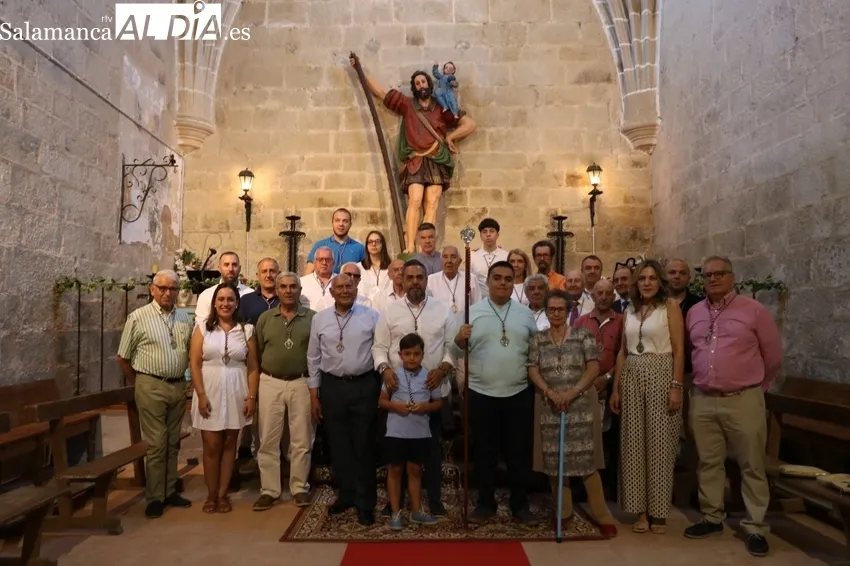 Actividades infantiles y cambio de varas entre mayordomos en Guadramiro / CORRAL