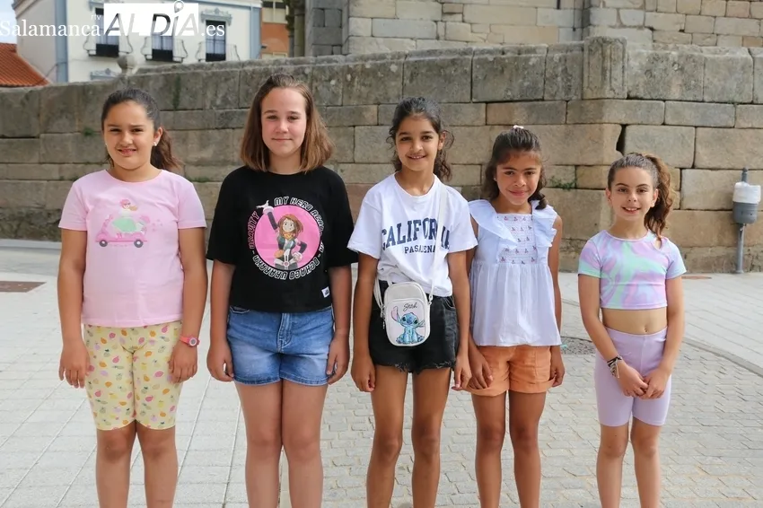 Elia Mejías Carvajal (2ª por la iz.) con sus damas y que forman la Corte de Honor infantil / CORRAL  